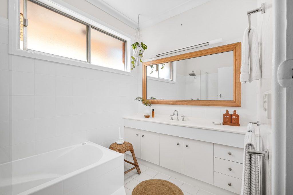 Comment aménager une salle de bain marbre blanc ?